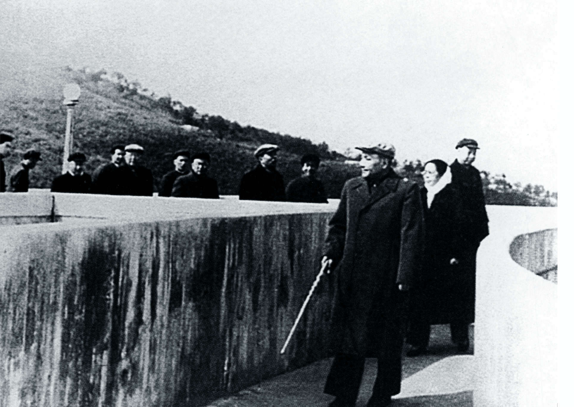 1962年2月，邓小平同志视察由水利一师（9761国际前身）承建的安徽梅山水电站