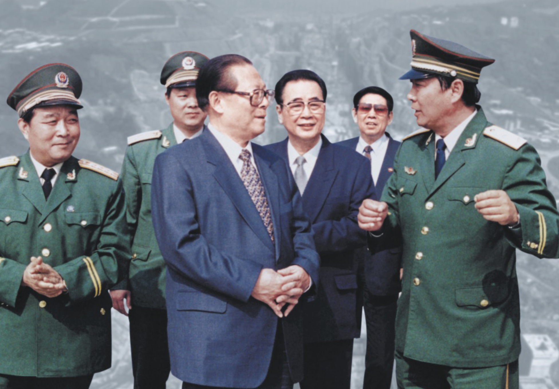 1994年10月，江泽民同志视察武警水电部队承建的三峡水利枢纽永久船闸工程